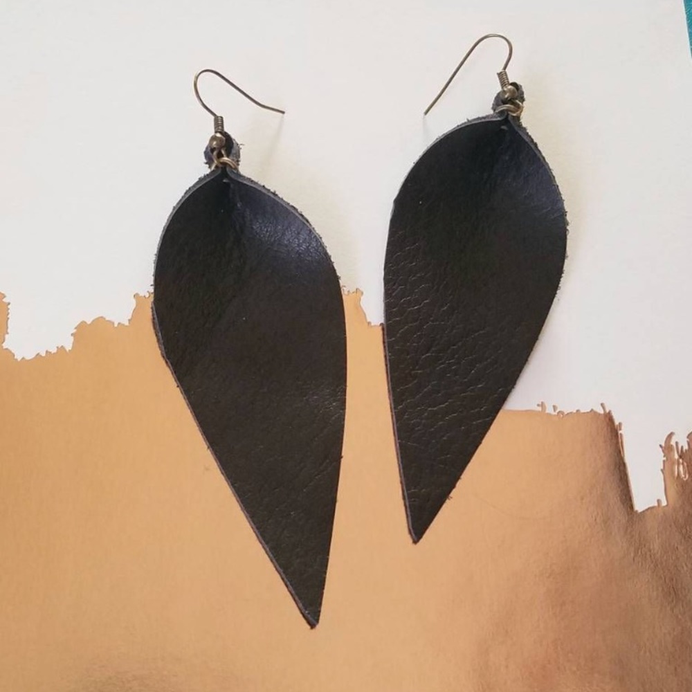 Trendy Natural black leather leaf earrings
